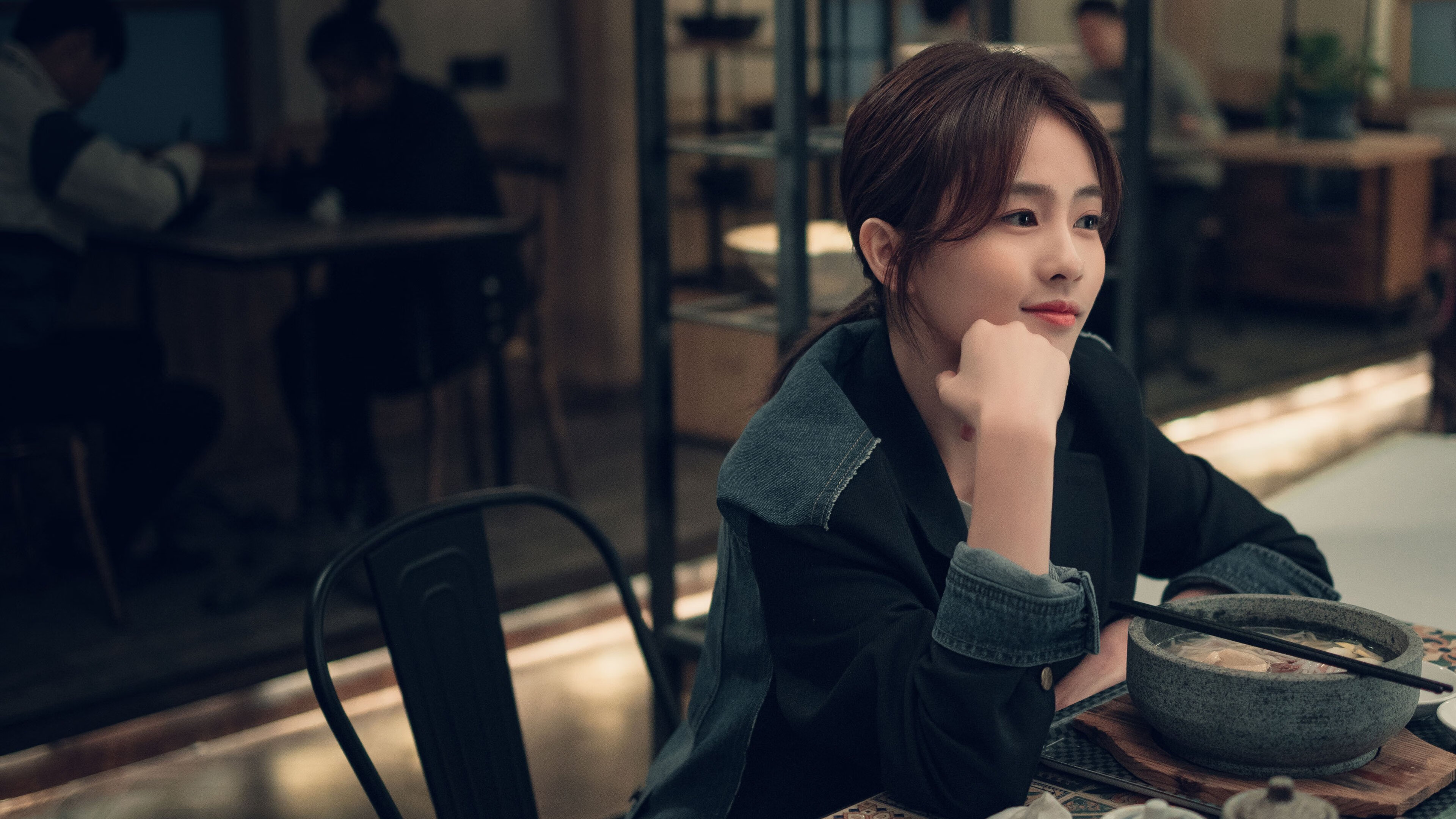 “跃山飞跃：悬崖与荒原的极速震撼”，飞跃山丘