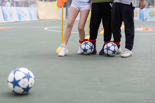 如何通过新的活动吸引女性参与足球？