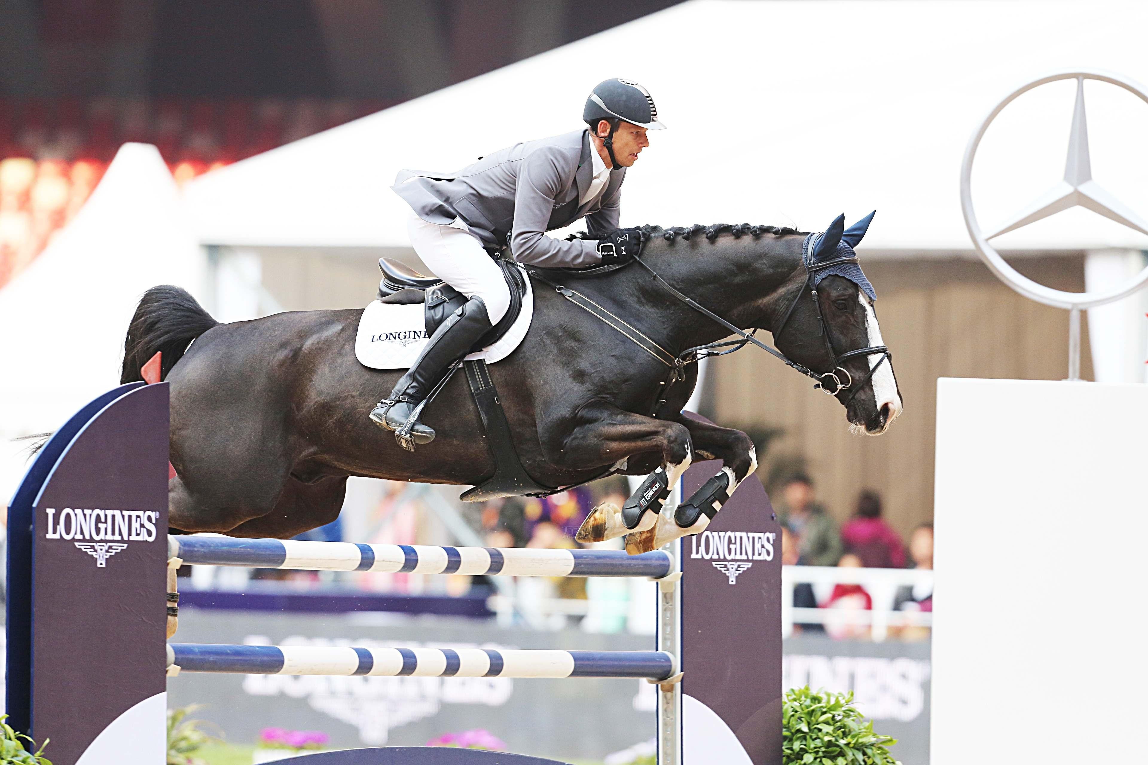 马术障碍赛：人马合一的完美表现